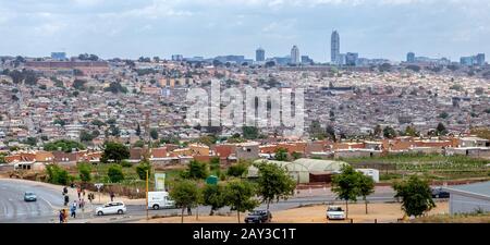 Johannesburg, Südafrika, 4. Oktober - 2019: Blick über Alexander Township in Richtung Sandton. Stockfoto