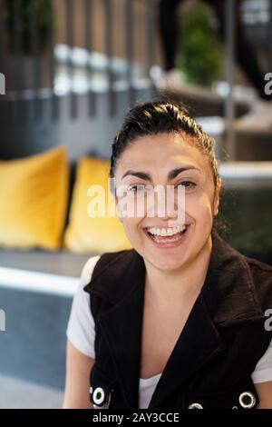 Glückliche Frau Blick in die Kamera Stockfoto