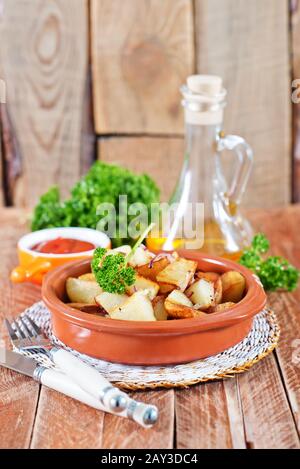 Pommes Frites auf Teller und auf einem Tisch Stockfoto