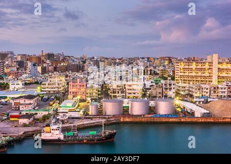 Naha, Okinawa, Japan Industriestadtbild entlang des Tomari Port in der Dämmerung. Stockfoto