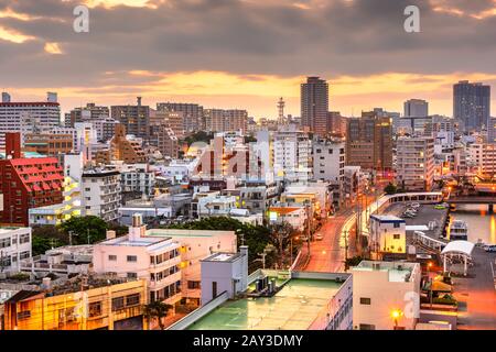 Naha, Okinawa, die Skyline der japanischen Innenstadt im Morgengrauen vom Hafen Tomari. Stockfoto