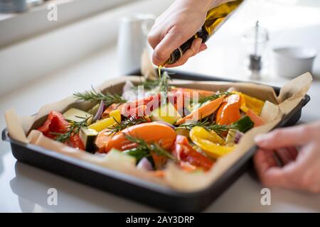 Nahaufnahme Der Gewürzschale Für Das Braten Mit Olivenöl Bereit Für Vegan-Mahlzeit Stockfoto