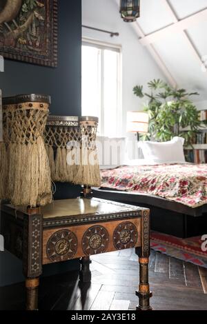 Ethnische Gegenstände auf dem Tisch im Schlafzimmer Stockfoto