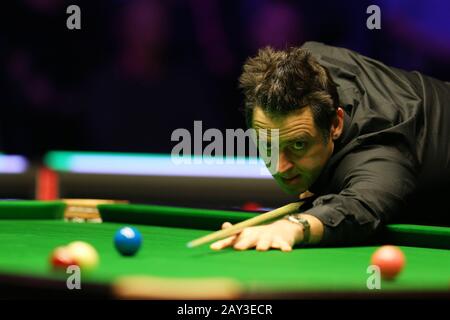 Cardiff, Großbritannien. Februar 2020. Ronnie O'Sullivan aus England während seines Viertelfinalspiels gegen Mark Selby aus England. ManBet X Welsh Open Snooker 2020, Tag 5 in der Motorpoint Arena in Cardifft, Südwales am Freitag, 14. Februar 2020 Bild von Andrew Orchard/Andrew Orchard Sportfotografie/Alamy Live News Credit: Andrew Orchard Sportfotografie/Alamy Live News Stockfoto