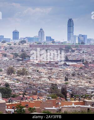 Johannesburg, Südafrika, 4. Oktober - 2019: Blick über Alexander Township in Richtung Sandton. Stockfoto