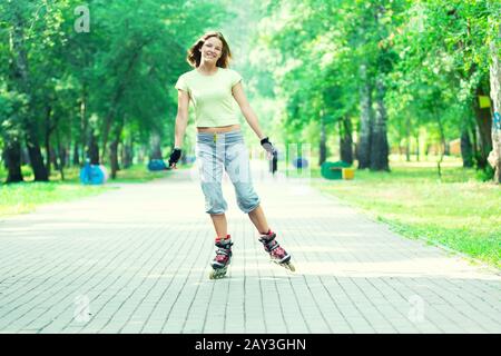 Roller skating sportliche Mädchen im Park Rollerbladen Inline Skate Stockfoto