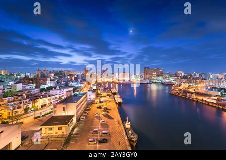 Naha, Okinawa, die Skyline der japanischen Innenstadt im Morgengrauen vom Hafen Tomari. Stockfoto