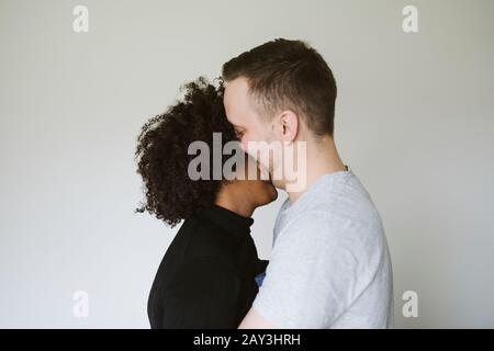 Multiethnische Paare zusammen Stockfoto
