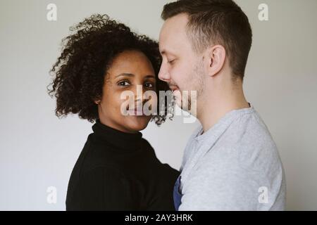 Multiethnische Paare zusammen Stockfoto