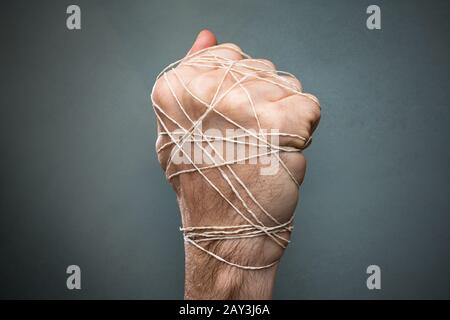 Hand Des Mannes Mit Draht Auf Dunklem Hintergrund Stockfoto