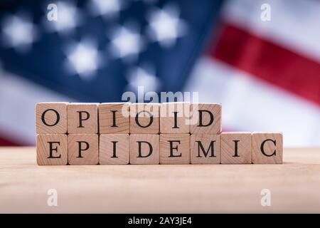 Ansicht der Opioid Epidemie Text auf Holz Kork über amerikanische Flagge Stockfoto