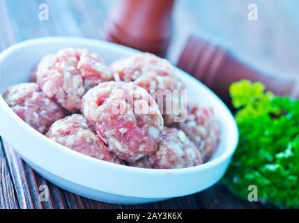 Rohe Frikadellen Stockfoto