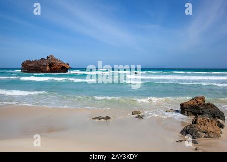 Rustiges Schiffswrack in der Nähe des Strandes und eines blauen Atlantiks in Cabo Santa Maria auf Boa Vista in Kap Verde Stockfoto