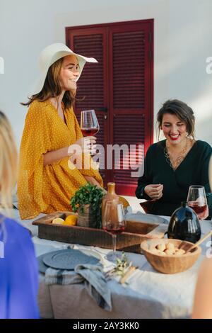 Fröhliche weibliche Freunde zusammen Stockfoto