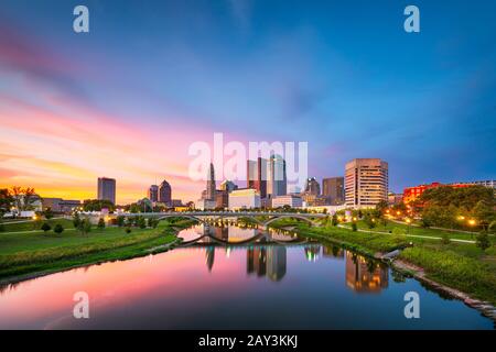 Columbus, Ohio, USA Skyline auf dem Fluss in der Dämmerung. Stockfoto