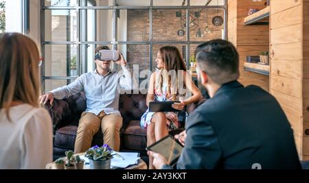 Geschäftsmann mit virtual-Reality-Brille Stockfoto