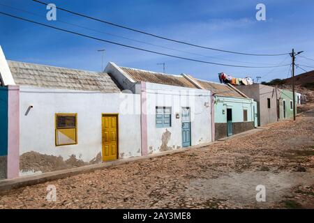 Straße mit bunten Häusern in Bofareira auf der Insel Boa Vista von Kap Verde Stockfoto