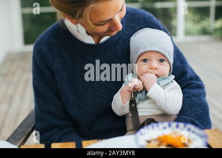 Mutter mit Baby im Café Stockfoto