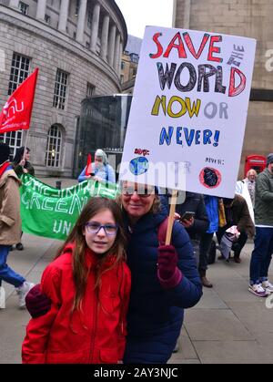 Jugendliche, unterstützt von einigen Erwachsenen, Lobby für Maßnahmen zur Verhinderung des Klimawandels beim Klimaprotest in Manchester Youth Strike 4 am 14. Februar 2020 in Manchester, Großbritannien. Die Organisatoren sagen: "Sudent Climate Network (UKSCN) ist eine Gruppe von meist unter 18-Jährigen, die auf die Straße gehen, um gegen die fehlende Aktion der Regierung in der Klimakrise zu protestieren. Wir mobilisieren beispiellose Studentenzahlen, um eine starke Bewegung zu schaffen und eine Botschaft zu senden, dass wir es leid sind, ignoriert zu werden." Stockfoto