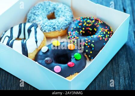 Donuts in weißem Kasten Stockfoto