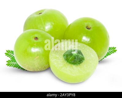 AMLA grüne Früchte, Phyllanthus emblica isoliert auf weißem Hintergrund. Dies hat einen Beschneidungspfad. Stockfoto