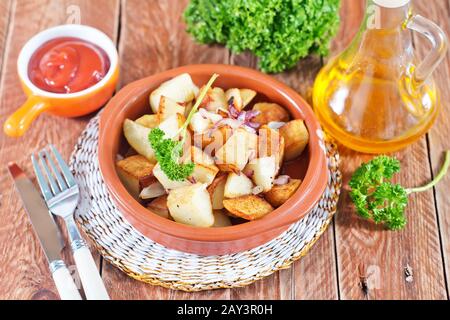 Pommes Frites auf Teller und auf einem Tisch Stockfoto