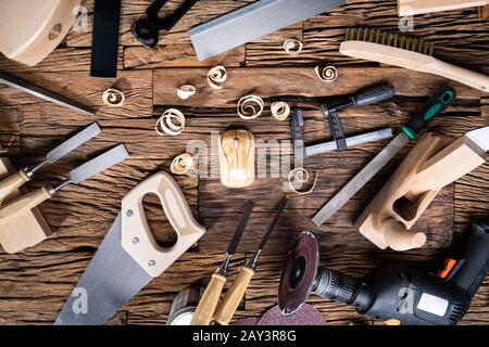 Fertige Holzmaus Und Verschiedene Carpenter Tools Vom Toolkit Legend On Desk Stockfoto