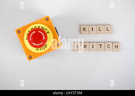 Ein industrieller Not-Aus-Schalter mit einem Schild mit Ablese-Kill-Schalter Stockfoto
