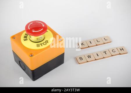 Ein industrieller Not-Aus-Schalter mit einem Schild mit Ablese-Kill-Schalter Stockfoto