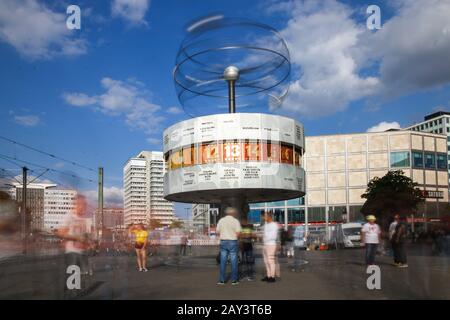 Berlin, Deutschland. September 2018. Die Menschen versammeln sich zur Weltzeit. Es ist einer der beliebtesten Treffpunkte in Berlin. Kredit: Stephan Schulz / dpa-Zentralbild / ZB / dpa / Alamy Live News Stockfoto