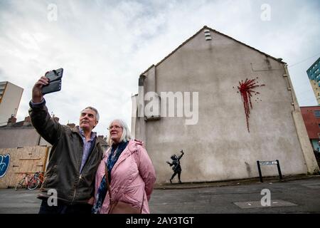 Banksy bestätigt, dass das neue Wandgemälde von Valentine's Bristol sein ist. Der weltberühmte Straßenkünstler Banksy hat Anspruch auf das neueste Wandgemälde, das in seiner Heimatstadt erscheinen soll. Stockfoto