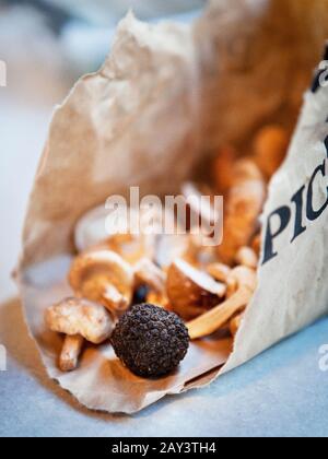 Schwarze Trüffel in Papiertüte Stockfoto