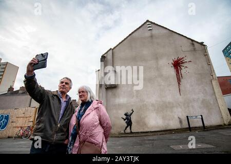 Banksy bestätigt, dass das neue Wandgemälde von Valentine's Bristol sein ist. Der weltberühmte Straßenkünstler Banksy hat Anspruch auf das neueste Wandgemälde, das in seiner Heimatstadt erscheinen soll. Stockfoto