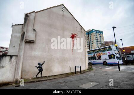 Banksy bestätigt, dass das neue Wandgemälde von Valentine's Bristol sein ist. Der weltberühmte Straßenkünstler Banksy hat Anspruch auf das neueste Wandgemälde, das in seiner Heimatstadt erscheinen soll. Stockfoto