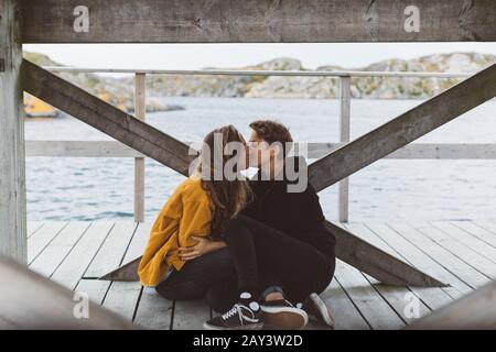 Frauen küssen sich auf dem Steg Stockfoto