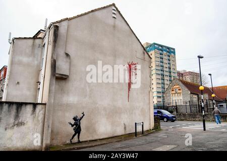 Banksy bestätigt, dass das neue Wandgemälde von Valentine's Bristol sein ist. Der weltberühmte Straßenkünstler Banksy hat Anspruch auf das neueste Wandgemälde, das in seiner Heimatstadt erscheinen soll. Stockfoto