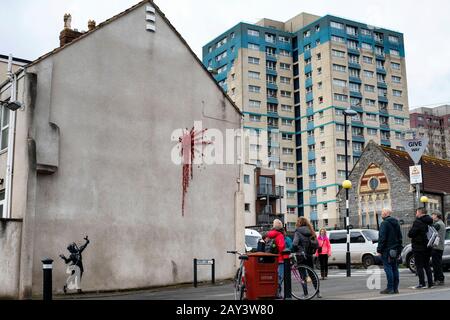 Banksy bestätigt, dass das neue Wandgemälde von Valentine's Bristol sein ist. Der weltberühmte Straßenkünstler Banksy hat Anspruch auf das neueste Wandgemälde, das in seiner Heimatstadt erscheinen soll. Stockfoto