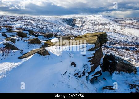 Fairbrook Naze und The Northern Edges of Kinder Scout im Winter, Peak District National Park, Großbritannien Stockfoto