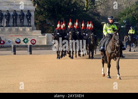 London, England, Großbritannien. 11:00 Uhr täglicher Wachwechsel bei der Parade der Pferdegarde. Blues und Royals (Household Cavalry) Stockfoto