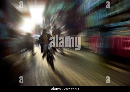 Motorradfahrer in einem Souk, Marrakesch, Marrakesch, Marokko, Nordafrika Stockfoto