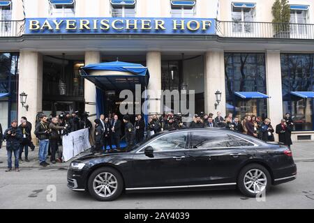 München, Deutschland. Februar 2020. Ein Auto hält während der Münchner Sicherheitskonferenz vor dem Bayerischen Hof. Kredit: Felix Hörhager / dpa / Alamy Live News Stockfoto