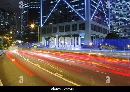 Schnell bewegenden Autos in der Nacht Stockfoto