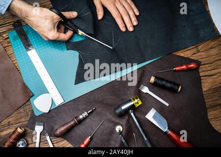 Schuhmacher, Der Mit Leder Bei Tailoring Workshop Arbeitet Stockfoto