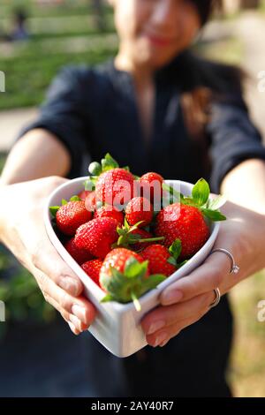 Erdbeeren in Herz-Form-Schüssel Stockfoto