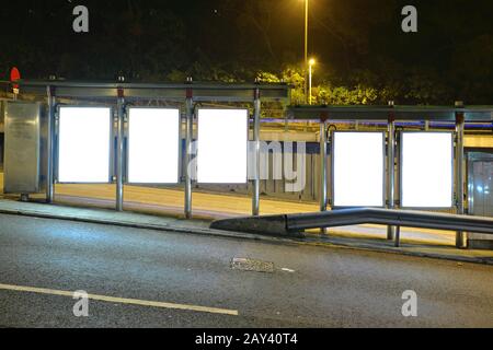 Leere Plakat an Bushaltestelle in der Nacht Stockfoto