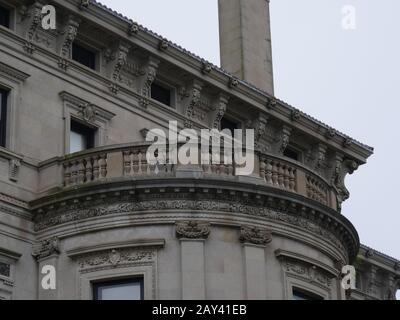 Newport, Rhode Island-September 2017: Aufwärtsschuss von einem Balkon des Breakers Mansion, dem großartigsten Anwesen in Newport. Stockfoto
