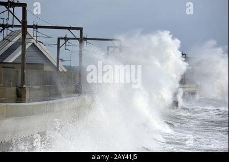 Storm Ciara stört die Zugfahrt in Saltcoats, North Ayrshire, Schottland. Stockfoto