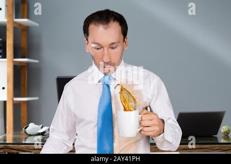 Mann Verschüttet Kaffee Auf Seinem Hemd Im Büro Stockfoto