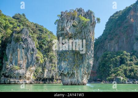 Ko Tapu ist auch als James-Bond-Insel in der Phang Nga Bay bekannt. Dies ist eines der beliebtesten Touristenattraktionen Thailands. Stockfoto