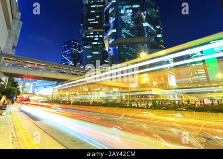 Auto Lichtspuren in modernen Stadt Stockfoto